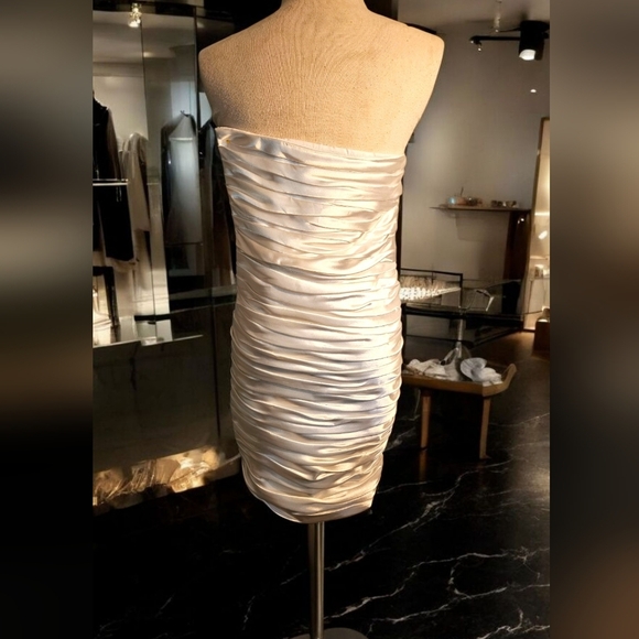 Elegant White Gathered Strapless Mini Satin Dress. Size 6. Beach Wedding - Picture 5 of 10